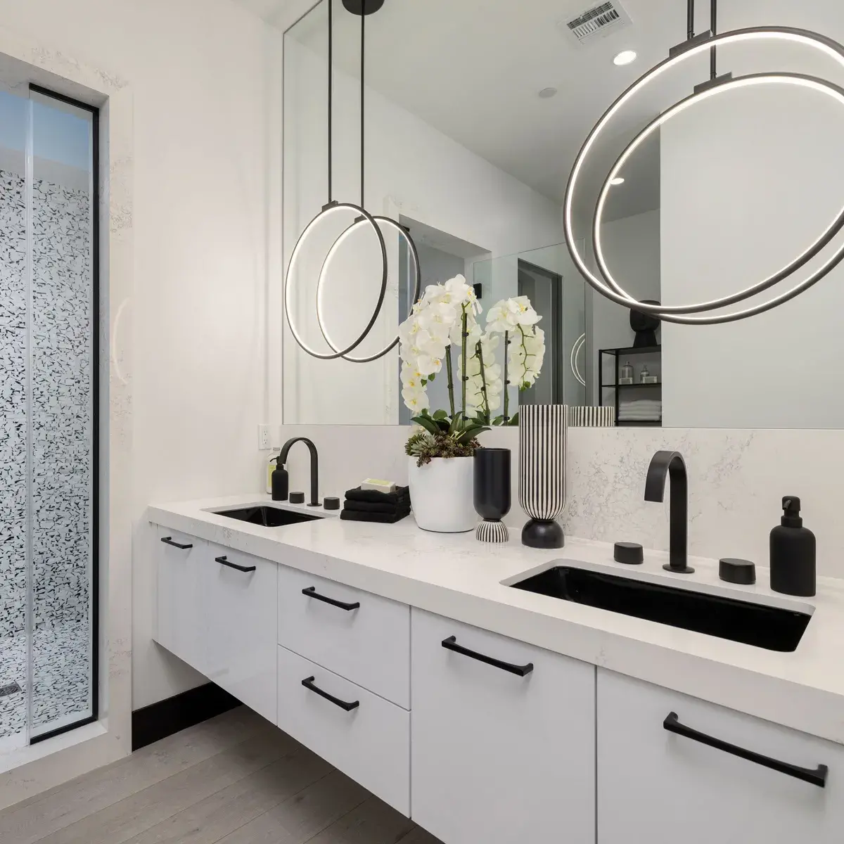 SkyVu Home 218 Suite Bath