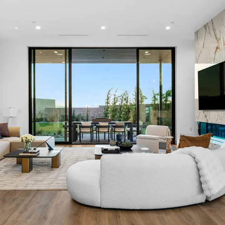 SkyVu Home 218 - Living Room